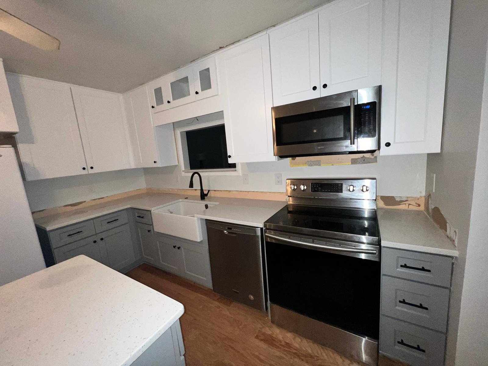 Two-tone cabinets with Rocky Ice quartz