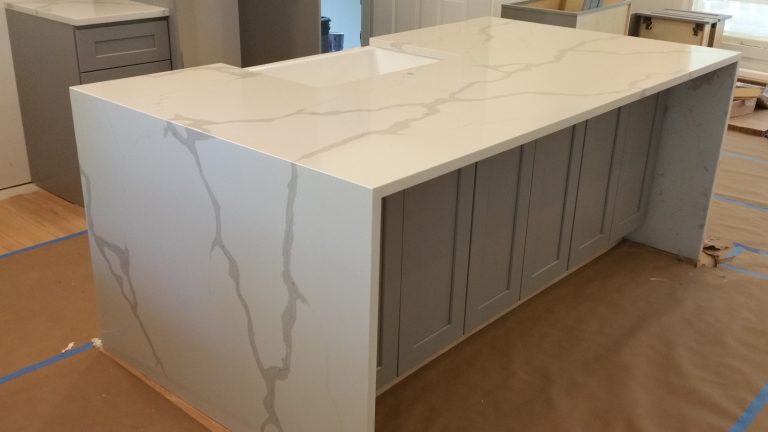 Calacatta Vintage Qtz1 - Hands on Granite